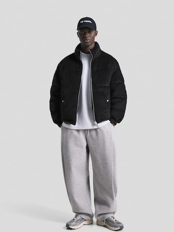 Bershka Přechodná bunda – černá