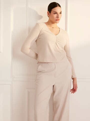 Guido Maria Kretschmer Curvy Shirt 'Jasmina' in Beige: voorkant