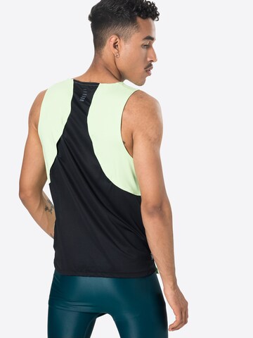 Tricou funcțional 'Iso Chill' de la UNDER ARMOUR pe verde