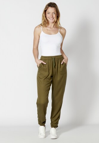 KOROSHI Tapered Jeans in Groen