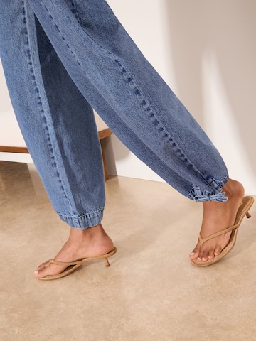 Tapered Jeans con pieghe di Lipsy in blu