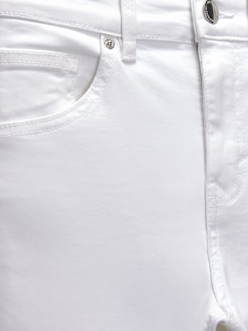 Coupe slim Jean Pull&Bear en blanc