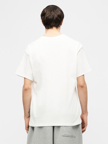 Nike Sportswear Μπλουζάκι 'AM DAY PLUS' σε λευκό