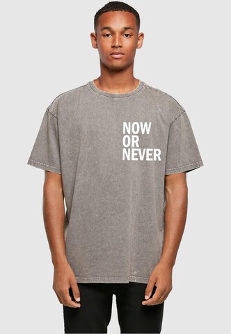 T-Shirt 'Now Or Never' Merchcode en gris : devant