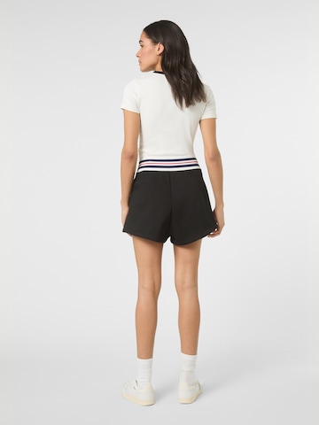 FILA Loosefit Broek 'SERRETTA heritage tape sweat  shorts' in Zwart