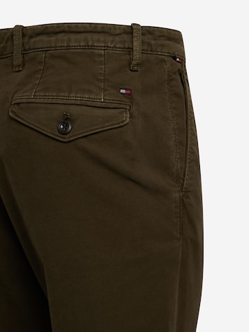 TOMMY HILFIGER Štandardný strih Chino nohavice 'CHELSEA' - Zelená