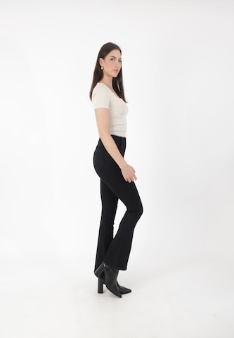 Elara Flared Jeans in Schwarz