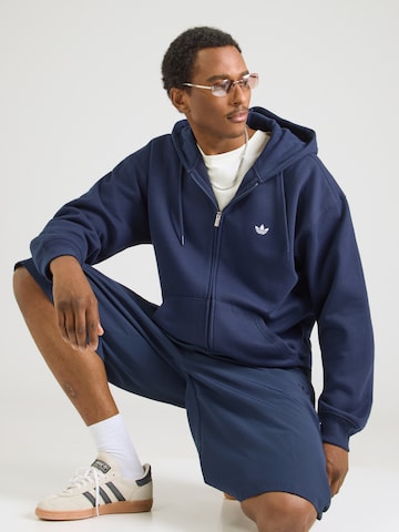 zils ADIDAS ORIGINALS Sportiska jaka 'ESS': no priekšpuses