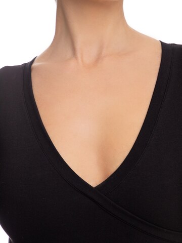 Evoni Blusenbody‌ in Schwarz