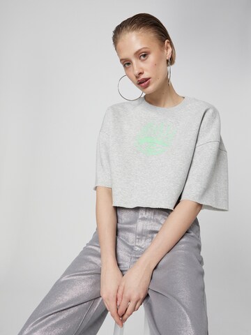 VIERVIER Sweatshirt 'Lina' in Grijs: voorkant