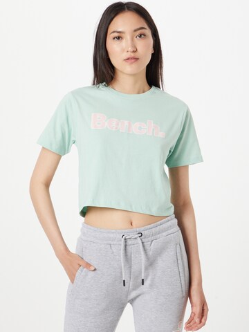 BENCH T-shirt 'KAY' i grön: framsida