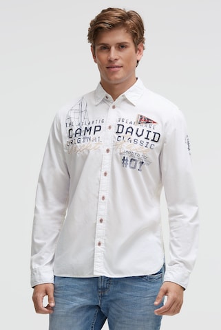 CAMP DAVID Slim Fit Strukturiertes Langarmhemd mit Logo-Applikationen in Weiß: Vorderseite
