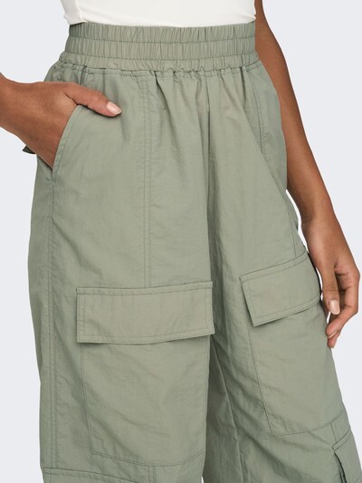 ONLY Pantalon cargo en vert, Vue avec produit