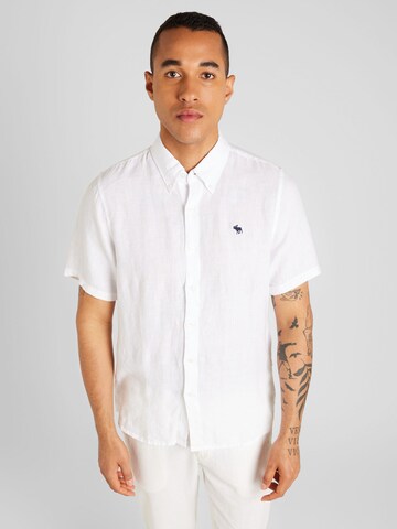 Abercrombie & Fitch - Ajuste regular Camisa 'FEB4' en blanco: frente