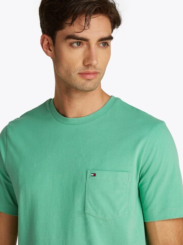 TOMMY HILFIGER Футболка 'ESSENTIAL' в Зеленый