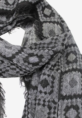 Leslii Scarf in Black