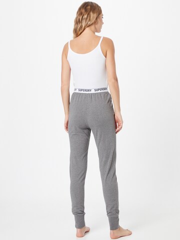 Effilé Pantalon de pyjama Superdry en gris