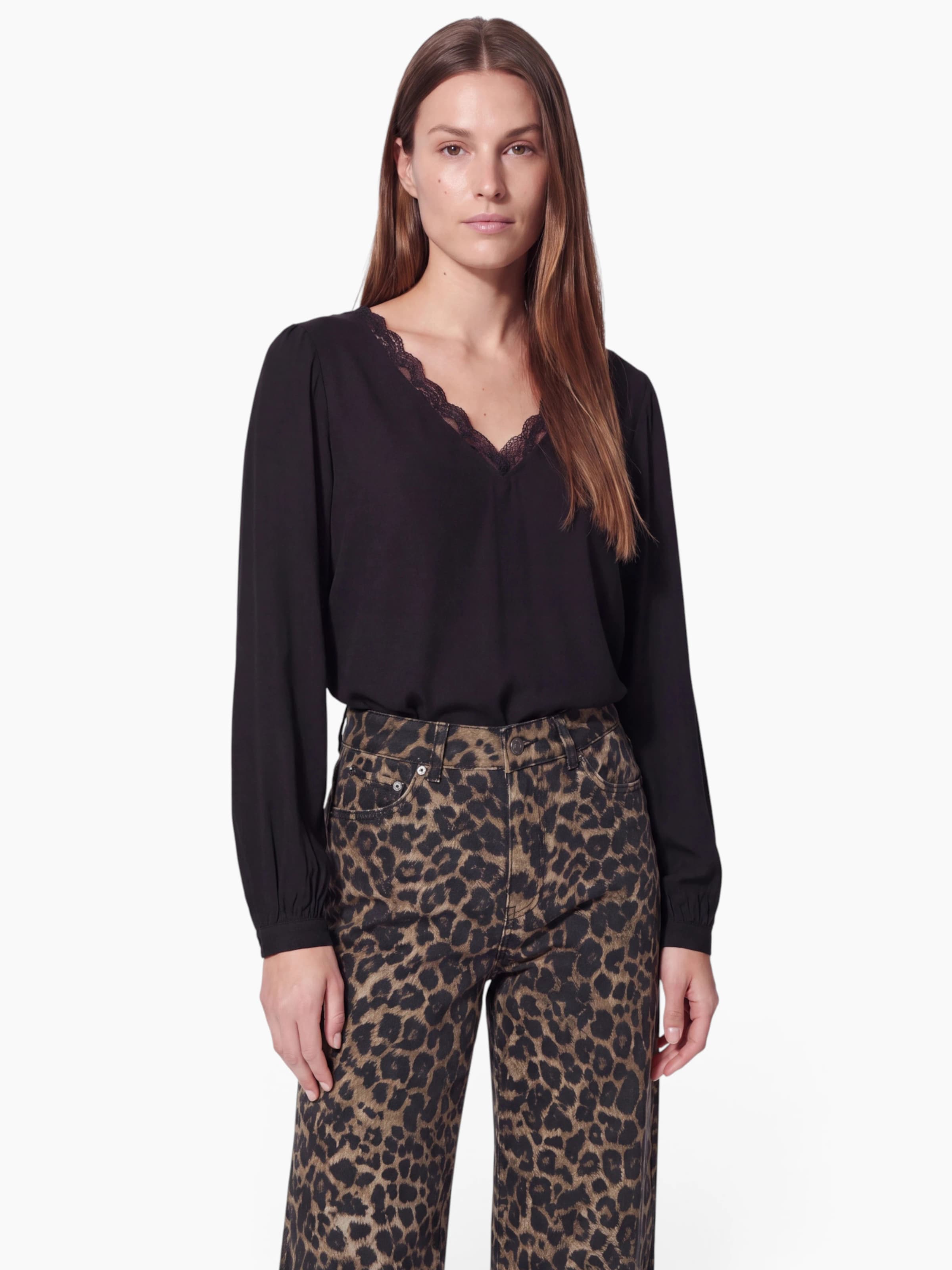 Vero Moda Curve Shirt 'VMCBELLA' in Zwart