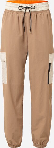 Effilé Pantalon cargo Nike Sportswear en marron : devant