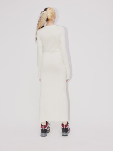 ABOUT YOU REBIRTH STUDIOS - Vestido 'Essential' en blanco