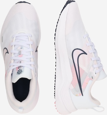 Chaussure de course NIKE en blanc