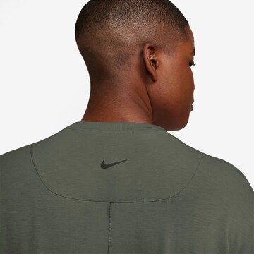 NIKE Funktionsshirt in Grün