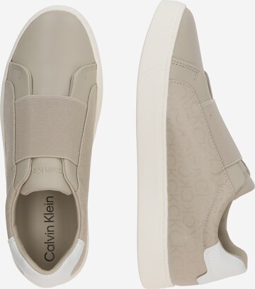 Calvin Klein - Sapatilhas slip-on em cinzento