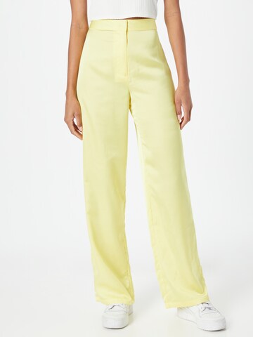 Regular Pantalon NA-KD en jaune : devant