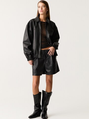 Pull&Bear Regular Veckad byxa i svart