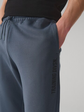 Next Tapered Hose 'Active Training Division' in Grau