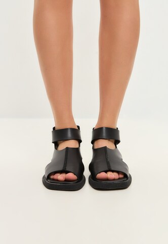 CESARE GASPARI - Sandalias en negro