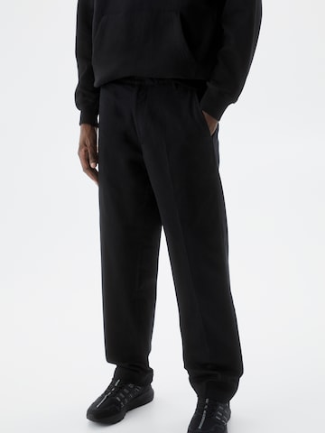 Pull&Bear Szabványos Chino nadrág - fekete: elől