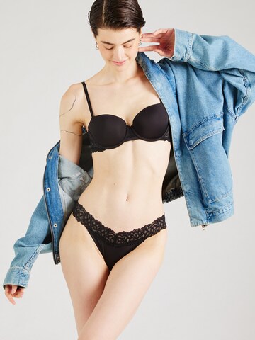 Tanga 'Attraction' de la Calvin Klein Underwear pe negru