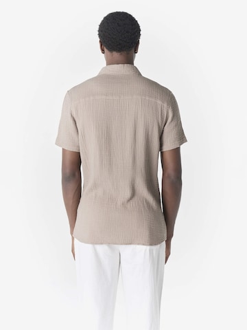 KOROSHI Regular Fit Paita värissä ruskea