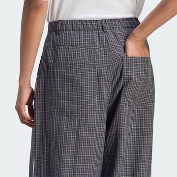 ADIDAS ORIGINALS - Ropa ancha Pantalón plisado en negro