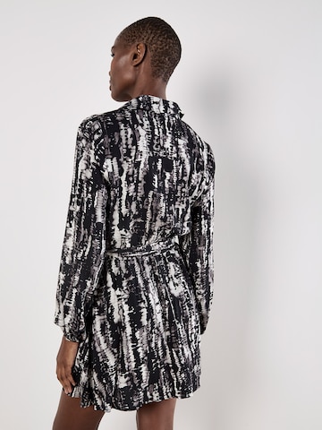 Apricot Kleid in Schwarz