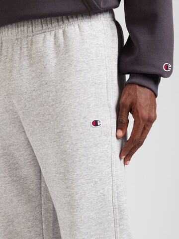 Champion Authentic Athletic Apparel Tapered Byxa i grå