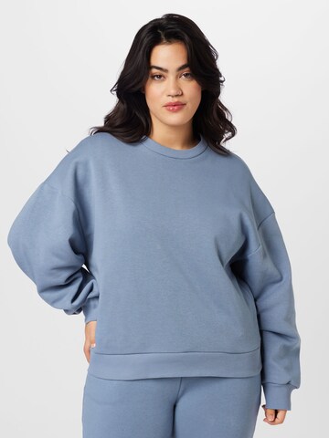 Sweat-shirt Gina Tricot Curve en bleu : devant