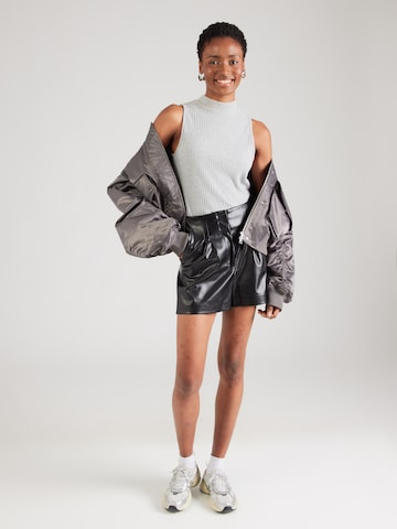 Regular Pantaloni cutați 'Christin' de la ABOUT YOU pe negru: față