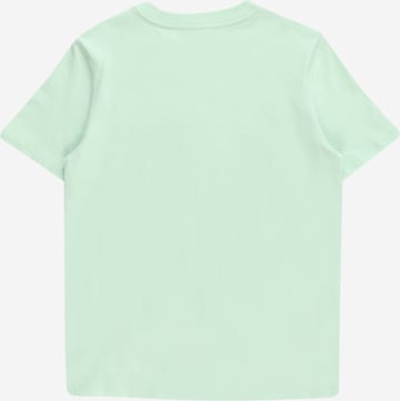 Tricou de la GAP pe verde