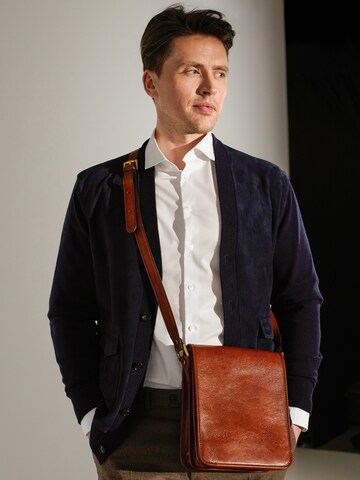 Time Resistance Messenger 'On The Road' in Brown