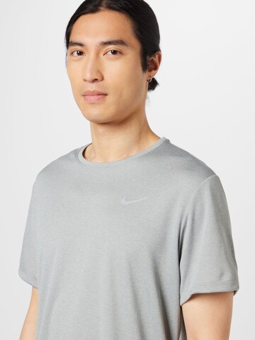 T-Shirt fonctionnel 'Miler' NIKE en gris