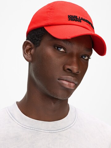 KARL LAGERFELD JEANS Cap in Red: front