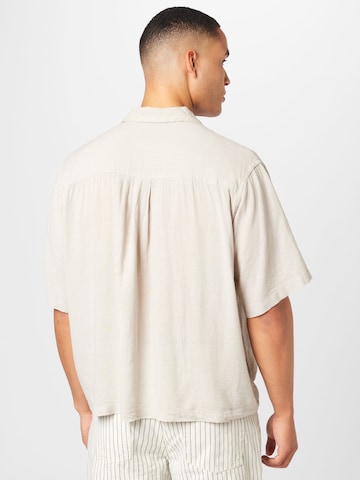 Comfort fit Camicia di WEEKDAY in beige
