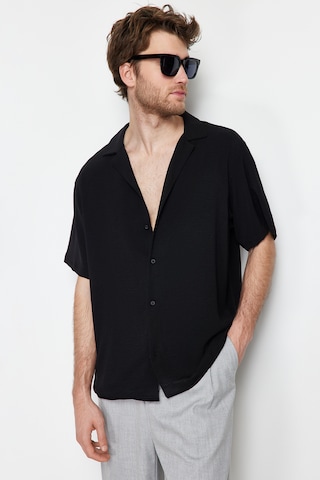 Trendyol - Ajuste confortable Camisa en negro: frente