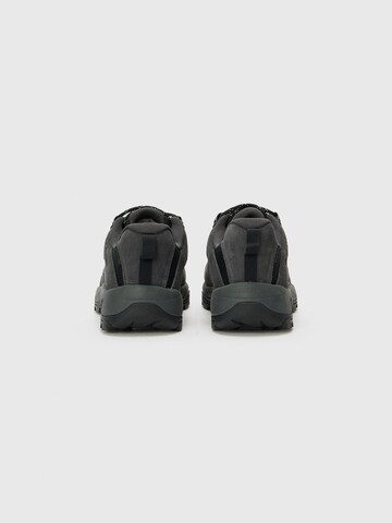 COLUMBIA Ниски обувки 'REDMOND™ IV' в черно