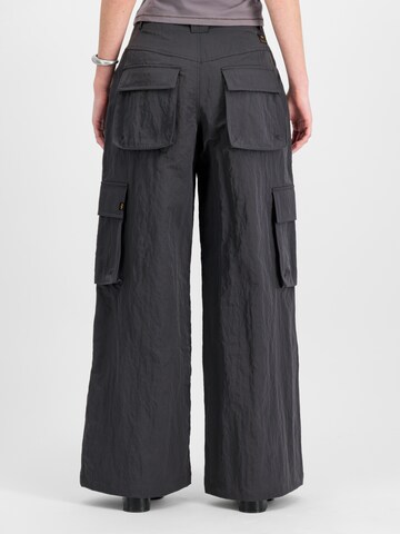 Wide Leg Pantalon cargo ALPHA INDUSTRIES en gris