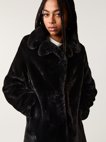 Cappotto di mezza stagione di Pull&Bear in nero