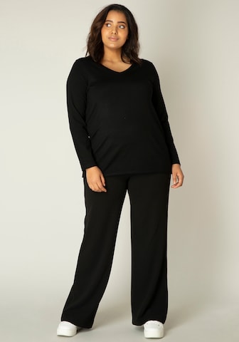 BASE LEVEL CURVY Pullover in Schwarz: predná strana