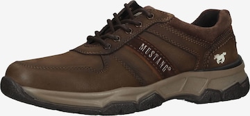 Chaussure de sport à lacets MUSTANG en marron : devant